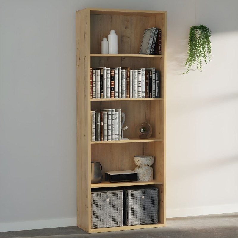 Estantería de madera clara con seis compartimentos que contiene libros y objetos decorativos en ambiente de interior
