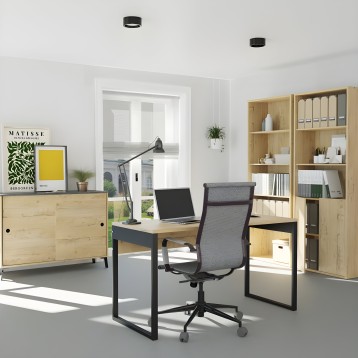 Silla de oficina giratoria con respaldo gris y base negra en ambiente de escritorio y estanterías de madera