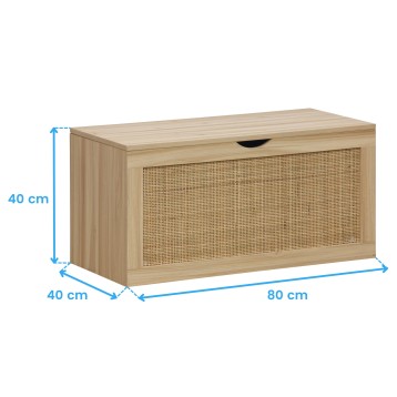 Baúl de madera clara con panel de rejilla y tapa abatible vista frontal y lateral