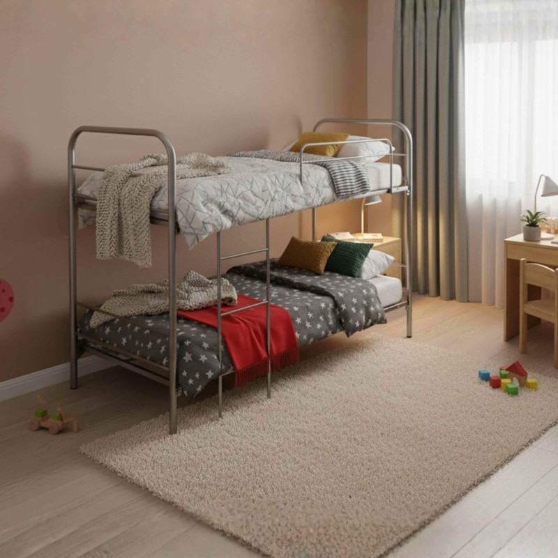 Cama litera infantil de metal gris con estructura tubular y dos camas superpuestas en dormitorio