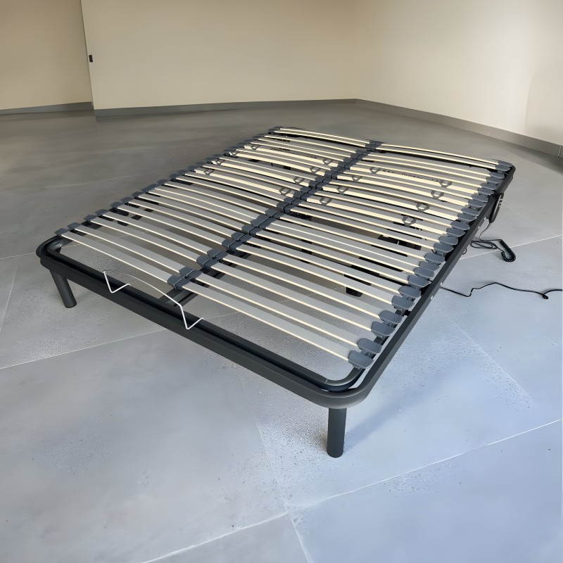 Base cama articulada con estructura negra y láminas de madera clara en ambiente de showroom