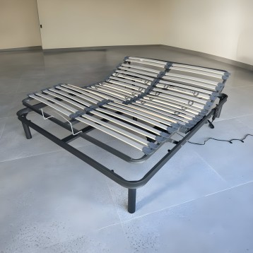 Cama articulada con estructura negra y láminas metálicas ajustables en posición elevada