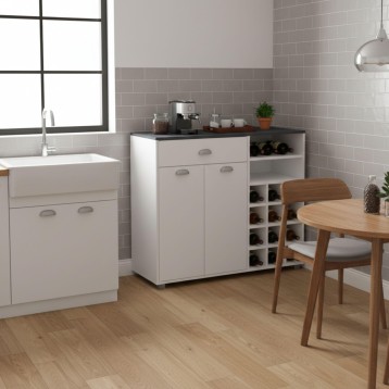 Mueble auxiliar de cocina blanco con encimera negra y estantes para botellas en ambiente de cocina moderna