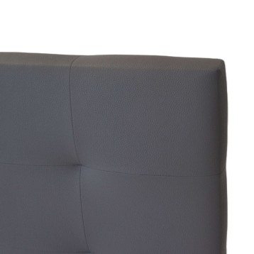 Detalle de respaldo de cabecero gris tapizado con costuras geométricas y textura acolchada