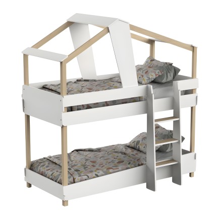 Cama infantil tipo casa con dos niveles y estructura de madera natural y blanco con escalera lateral integrada