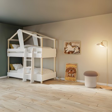 Cama infantil tipo casa con dos niveles y estructura de madera natural con barras blancas en habitación infantil