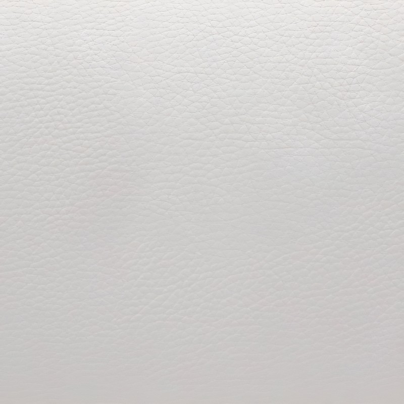 Detalle de tapizado en cuero blanco con textura acolchada y acabado mate