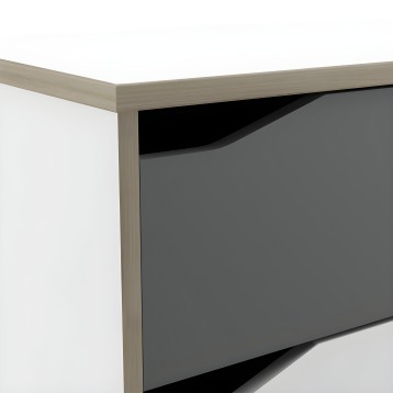 Cómoda de madera clara y cajón gris oscuro con tirador curvo visto en detalle de esquina