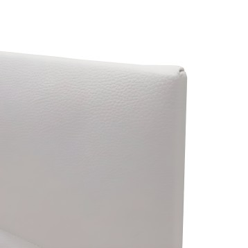 Detalle de cabecero tapizado en cuero blanco con textura acolchada y acabado en relieve