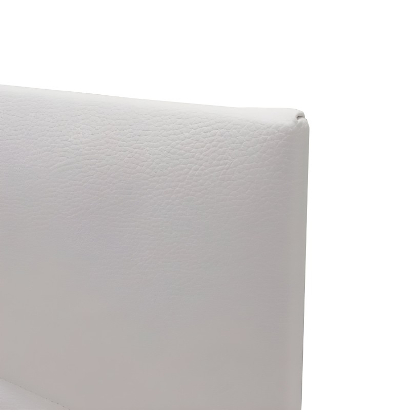 Detalle de cabecero tapizado en cuero blanco con textura acolchada y acabado en relieve