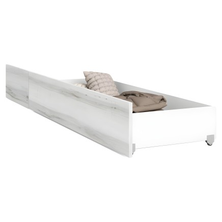 Cama individual con estructura blanca y cabecero imitación madera clara con ruedas y ropa de cama beige