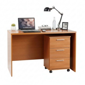 Escritorio de madera clara con cajones móviles y hueco para piernas en ambiente de trabajo con laptop y lámpara articulada negra