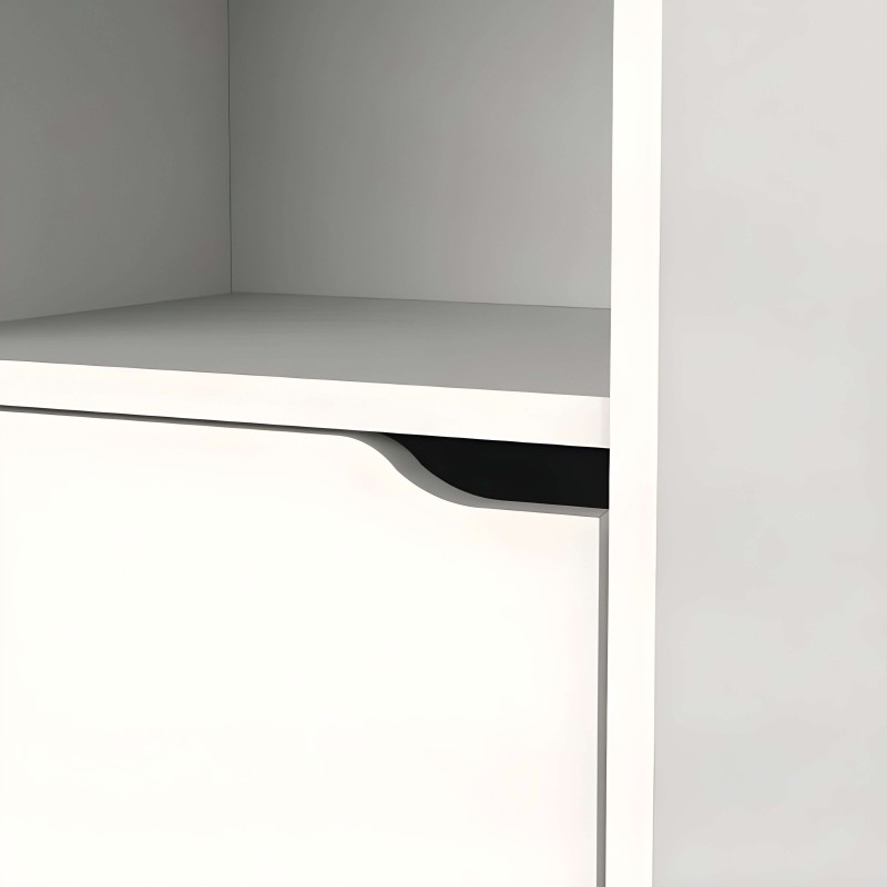 Detalle de tirador ergonómico negro integrado en mueble blanco con estante superior gris