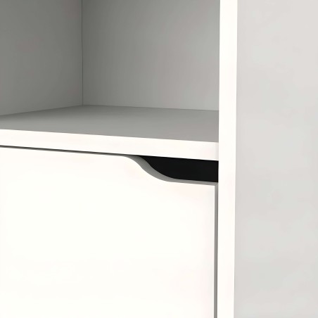 Detalle de tirador ergonómico negro integrado en mueble blanco con estante superior gris