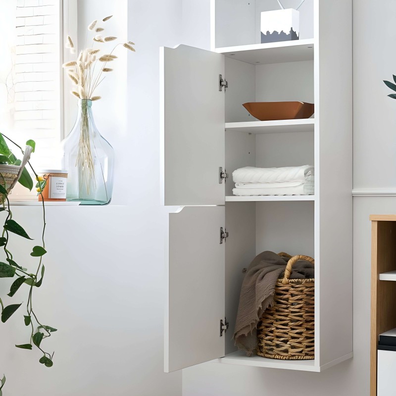 Armario modular blanco con puertas abatibles y estantes organizados con textiles y accesorios de almacenamiento