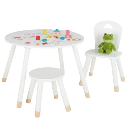 Conjunto infantil con mesa redonda blanca y dos sillas blancas con patas de madera natural y juguetes de construcción