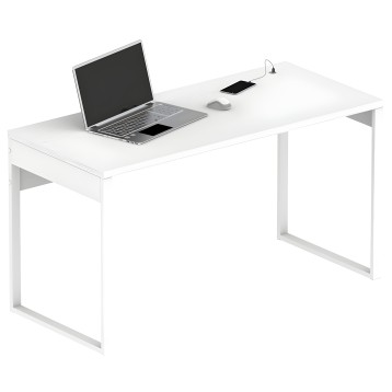 Escritorio blanco con tablero rectangular y estructura metálica vista con laptop y accesorios de oficina