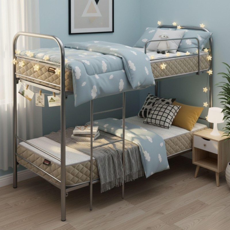 Cama litera infantil estructura metal gris colchones acolchados y guirnalda de luces en habitación infantil