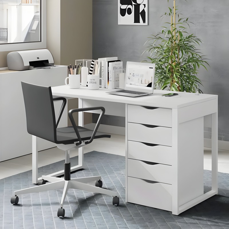 Escritorio blanco con cajones y silla giratoria gris en ambiente de oficina moderna