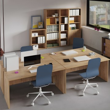 Ambiente de oficina con escritorio modular en madera y sillas azules con ruedas y estantería de almacenamiento