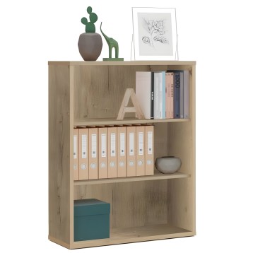 Estantería de madera clara con cuatro compartimentos abiertos y decoración de libros y objetos decorativos en la parte superior