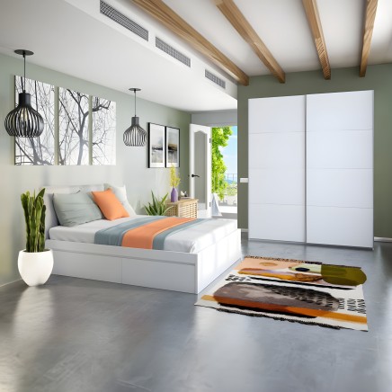 Cama blanca con estructura acolchada y armario corredera blanco de dos puertas en dormitorio moderno con paredes verdes y vigas 