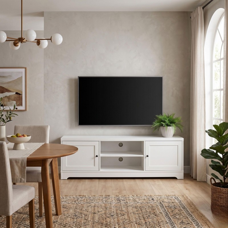 Mueble TV blanco con puertas y estantes abiertos en salón moderno con plantas