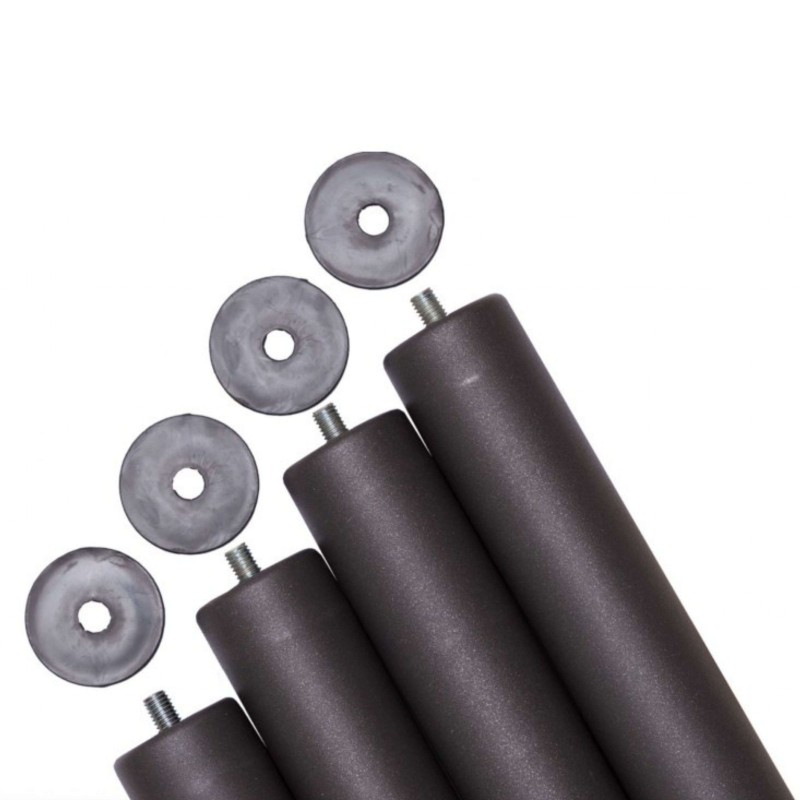 Juego de patas cilíndricas negras con ruedas grises para mueble. Detalle de componentes de montaje.