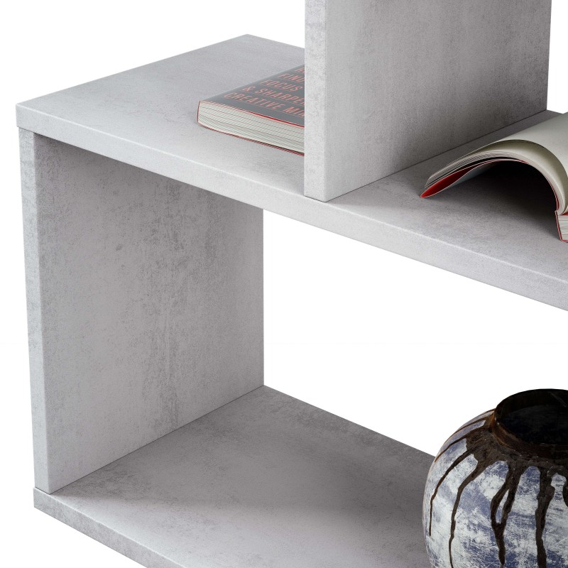 Estantería modular de hormigón gris con dos niveles y divisor central decorada con libros y objetos