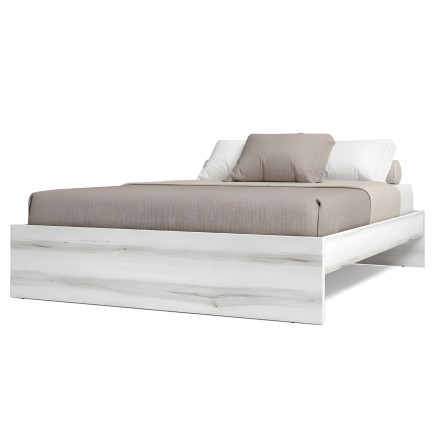 Cama doble estructura blanca imitación madera con colchón textil gris y almohadas decorativas
