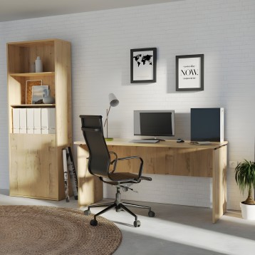 Estación de trabajo modular en madera clara con escritorio y estantería abierta en ambiente de oficina