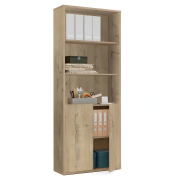 Estantería alta de madera clara con puertas acristaladas en la parte superior y puertas de madera en la inferior con compartimen