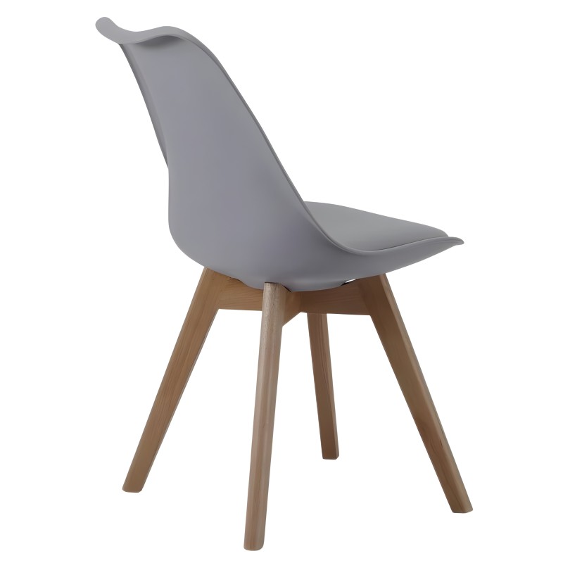 Silla de diseño moderno con asiento gris y respaldo curvo sobre patas de madera natural