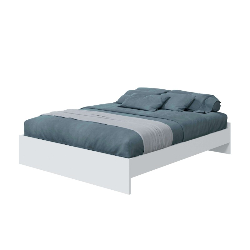 Cama de madera blanca con colchón tapizado en gris azulado y ropa de cama a juego