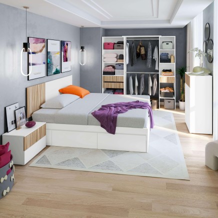Cama blanca y madera con cabecero ranurado y almohada naranja en dormitorio moderno