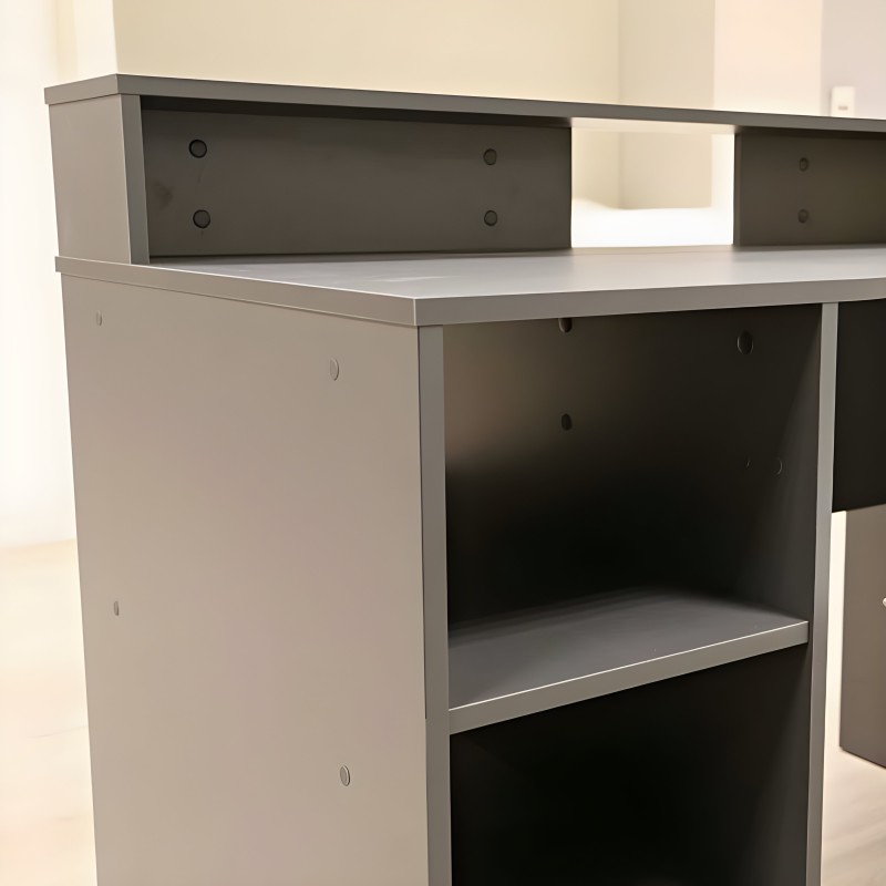 Escritorio gris con estantes abiertos y compartimentos cerrados vista de detalle lateral