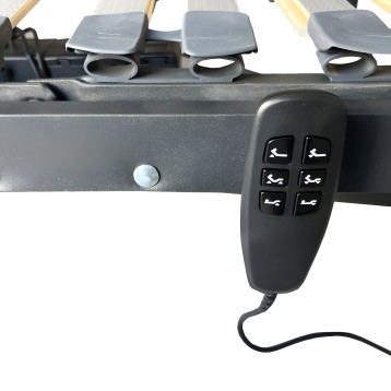 Detalle de control remoto negro con seis botones para cama articulada eléctrica y estructura metálica gris
