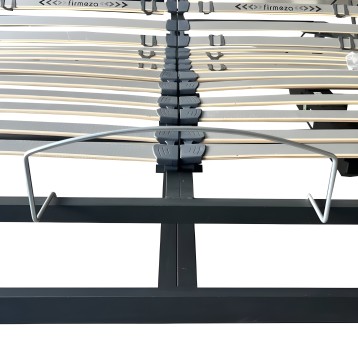 Base de cama con estructura negra y listones de madera vista frontal detalle del sistema de sujeción