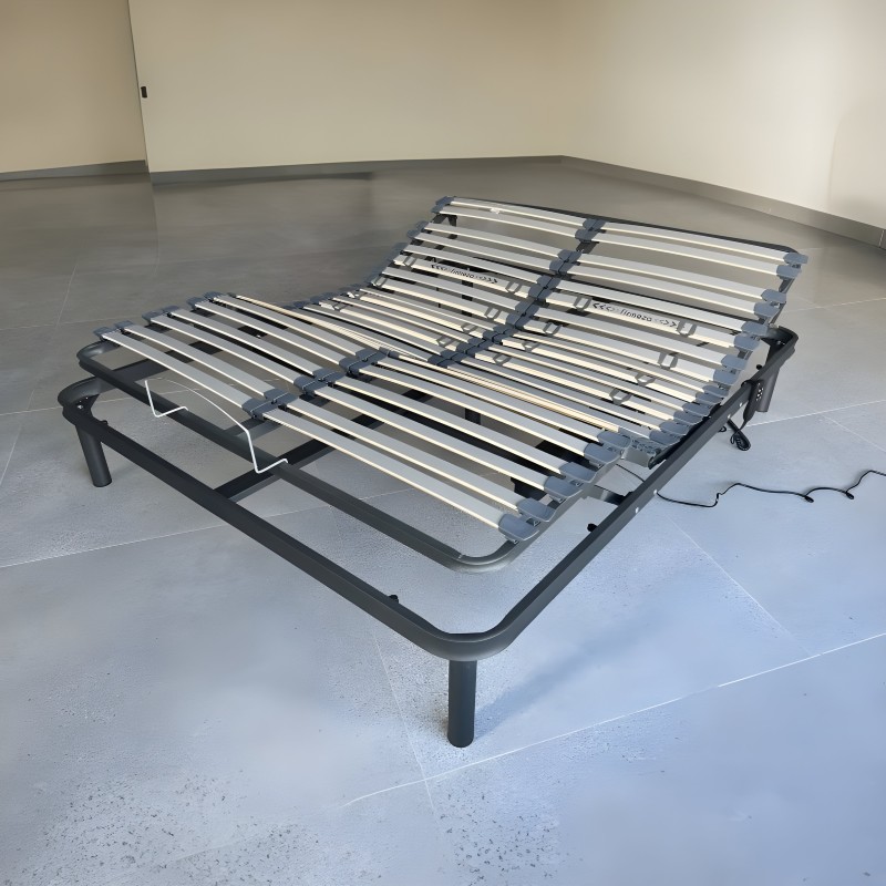 Base cama articulada con estructura negra y láminas metálicas ajustables en ambiente de showroom