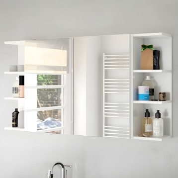 Espejo botiquín blanco con estantes abiertos y puerta con persiana incorporada y productos de baño