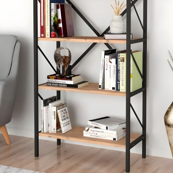 Estantería de pared con estructura metálica negra y baldas de madera natural con libros y objetos decorativos en ambiente de sal