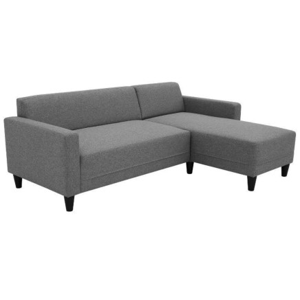 Sofá seccional gris con chaise longue y patas negras vista frontal