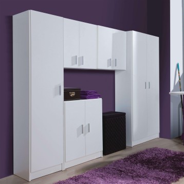 Armario modular blanco con múltiples puertas y compartimentos abiertos mostrando interior con estantes y accesorios de almacenam