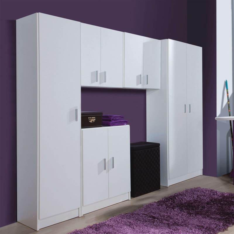 Armario modular blanco con múltiples puertas y compartimentos abiertos mostrando interior con estantes y accesorios de almacenam