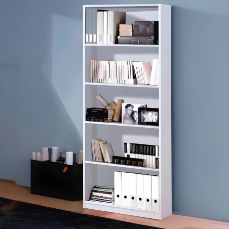 Estantería blanca de varios compartimentos con libros y objetos decorativos junto a cajonera negra con accesorios