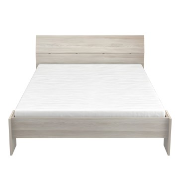 Cama con estructura de madera clara y cabecero con detalles de pespuntes y colchón blanco vista frontal