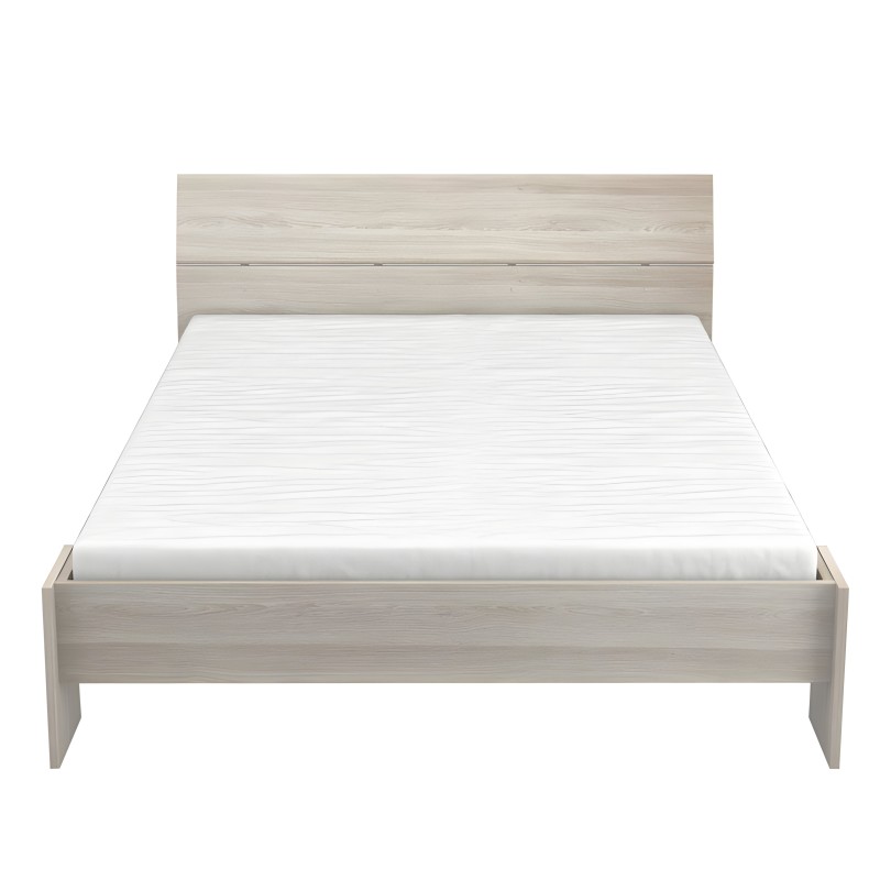 Cama con estructura de madera clara y cabecero con detalles de pespuntes y colchón blanco vista frontal