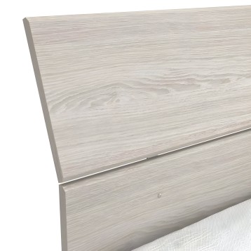 Detalle de cabecero de cama en madera blanca con vetas naturales y perfil metálico
