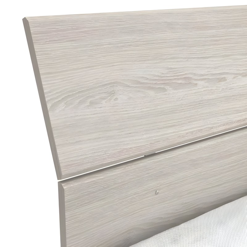 Detalle de cabecero de cama en madera blanca con vetas naturales y perfil metálico