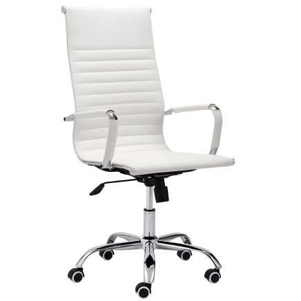 Silla de oficina ejecutiva blanca con respaldo acolchado y brazos cromados sobre base giratoria con ruedas